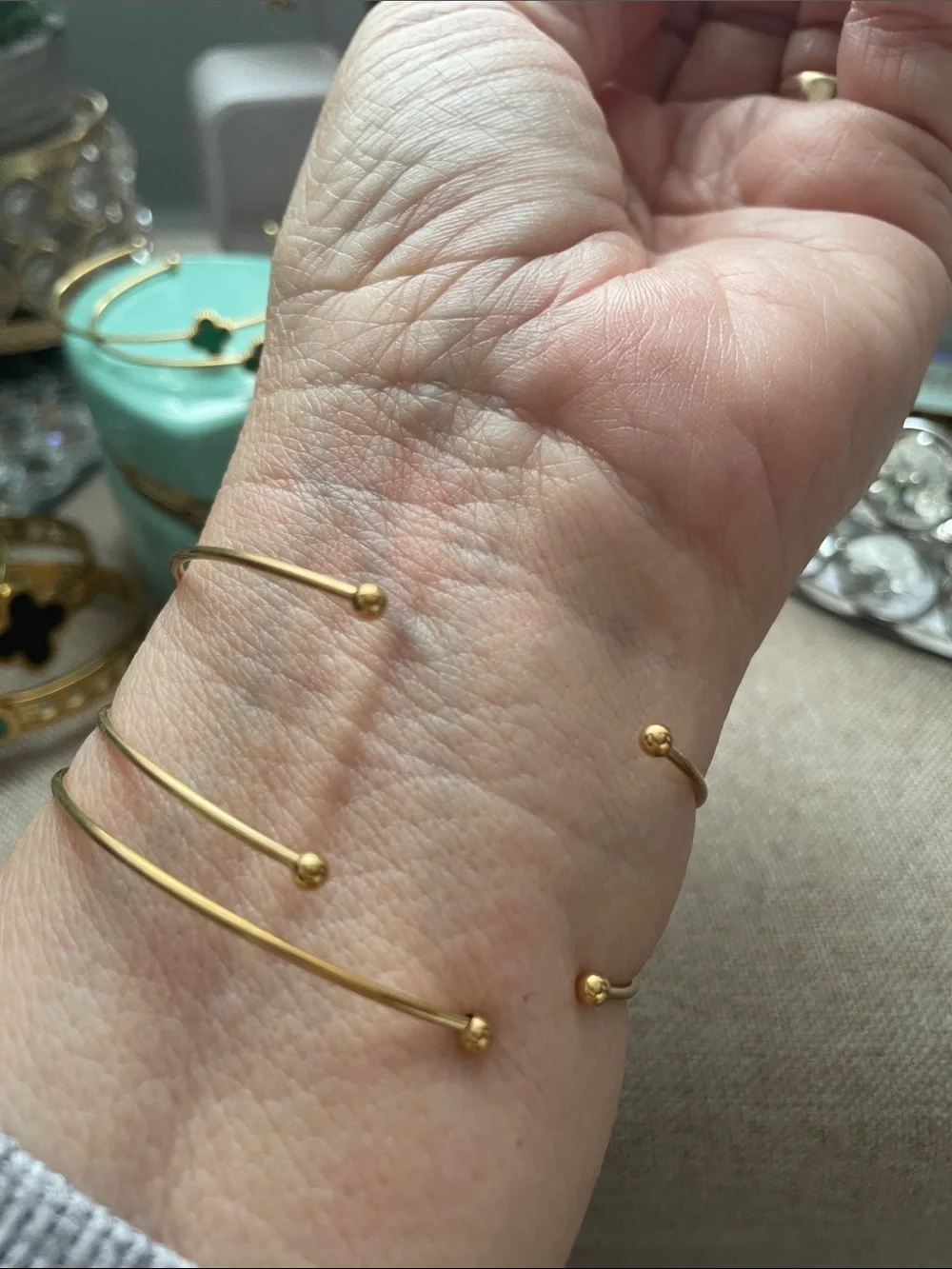 ✨Gold Clover Bangle Bracelet with Red and White Enamel Accents✨Preloved (3)